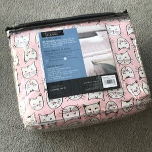 King sized cat bed sheets🐈